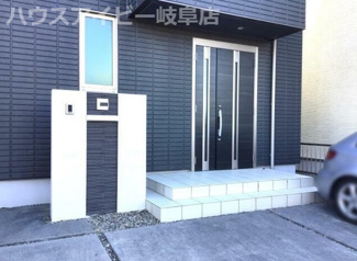【玄関】 | 岐阜市江崎南ヘーベルハウスさん施工の中古住宅築7年！ウッドデッキのついた広々お庭付き！お車並列3台！ | 岐阜市江崎南ヘーベルハウスさん施工の中古住宅築7年！ウッドデッキのついた広々お庭付き！お車並列3台可能！