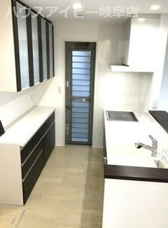 【キッチン】 | 岐阜市江崎南ヘーベルハウスさん施工の中古住宅築7年！ウッドデッキのついた広々お庭付き！お車並列3台！ | 岐阜市江崎南ヘーベルハウスさん施工の中古住宅築7年！ウッドデッキのついた広々お庭付き！お車並列3台可能！