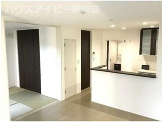 【居間・リビング】 | 岐阜市江崎南ヘーベルハウスさん施工の中古住宅築7年！ウッドデッキのついた広々お庭付き！お車並列3台！ | 岐阜市江崎南ヘーベルハウスさん施工の中古住宅築7年！ウッドデッキのついた広々お庭付き！お車並列3台可能！