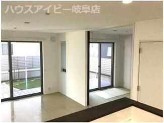 【居間・リビング】 | 岐阜市江崎南ヘーベルハウスさん施工の中古住宅築7年！ウッドデッキのついた広々お庭付き！お車並列3台！ | 岐阜市江崎南ヘーベルハウスさん施工の中古住宅築7年！ウッドデッキのついた広々お庭付き！お車並列3台可能！