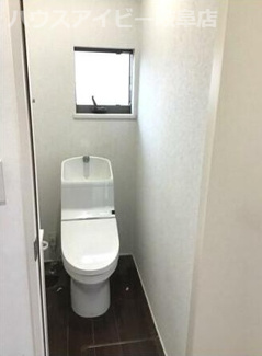 【トイレ】 | 岐阜市江崎南ヘーベルハウスさん施工の中古住宅築7年！ウッドデッキのついた広々お庭付き！お車並列3台！ | 岐阜市江崎南ヘーベルハウスさん施工の中古住宅築7年！ウッドデッキのついた広々お庭付き！お車並列3台可能！