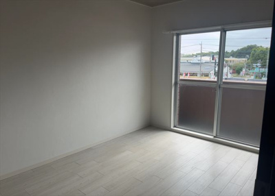 【洋室】 | ライオンズマンション淵野辺鹿沼公園 | 洋室のメリットは重い家具が置きやすく、身の回りが整理しやすいことです。 床がフローリングのため畳とは異なり凹みにくいです。 クローゼットなど収納が豊富で、普段使わない旅行カバンや服の整頓も簡単にです。