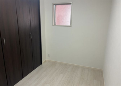 【寝室】 | ライオンズマンション淵野辺鹿沼公園 | 寝室でゆっくりと過ごすためにはベッド周りの適度な空間を担保することや窓の位置、照明の明るさ、寝室の広さなどを考える必要があります。自身や家族の構成とライフスタイルに併せて寝室にする部屋を選びましょう！