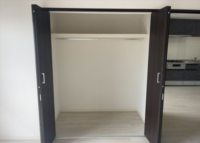 【収納】 | ライオンズマンション淵野辺鹿沼公園 | デザイン性を重視しすぎて収納が少なかった！なんてことにならないため、事前に現地で収納の数を確認しておくことをお勧めします。クローゼット以外にも床下収納や屋根裏収納、パントリーなどもチェックしましょう。