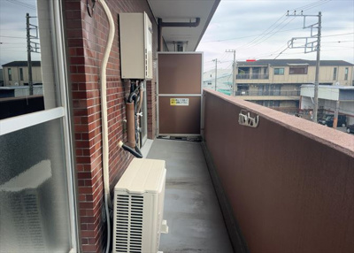 【バルコニー】 | ライオンズマンション淵野辺鹿沼公園 | バルコニーは、室外の専用スペースのうち、「屋根がなく開放された空間」であるものを指します。ベランダより広いタイプのものが多く、日当たりもよいため家庭菜園などを楽しみたい人にとって適した環境となります。