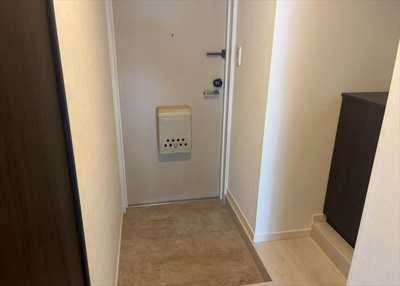 【玄関】 | ライオンズマンション淵野辺鹿沼公園 | 玄関は家の顔でもあり、家族以外の目にも止まる場所です。玄関は外との間を仕切る扉、靴などをしまっておく収納スペース、靴脱ぎのたたきスペース、来客とのやり取りをするドアホンなど複数のアイテムからなります。