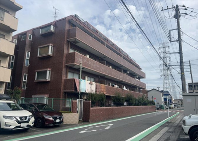 【現況写真】 | ライオンズマンション淵野辺鹿沼公園 | 外観はマンション管理がされているかの目安になります。築年数が古いと、壁面は劣化してひび割れが生じることも！建物が古びていても細かいところが修繕されていると、きちんと管理されているなぁと感じるでしょう。