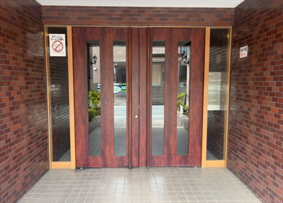 【エントランス】 | ライオンズマンション淵野辺鹿沼公園 | マンションのエントランスには、もともと風よけや防犯の役割がありますが、マンションによって宅配ボックスなどの設備が備わっている所もあります。日々の生活をイメージしながら生活しやすさをチェックしましょう。