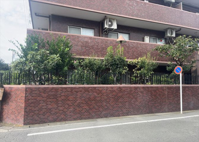 【庭】 | ライオンズマンション淵野辺鹿沼公園 | 物件によっては、入居者が個人的に使用できる専用庭がついているものもあります。また、住宅の中にある土間の部分を庭と呼ぶこともあります。庭の用途は住む人によって変わり、それによってデザインもさまざまです。