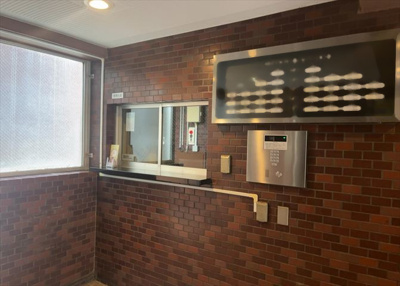 【受付】 | ライオンズマンション淵野辺鹿沼公園 | 受付はマンションコンシェルジュがいる場合もあれば、管理人が滞在する小部屋を総称して呼ぶことがあります。主にエントランスに設置されていることから、防犯面でも期待ができます。防犯設備がない場合はより安心！