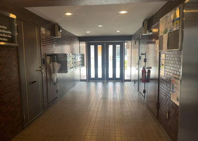 【ロビー】 | ライオンズマンション淵野辺鹿沼公園 | ロビーというと、エントランスと何がちがうの？と思いますよね。実はロビーとエントランスには明確な決まりはありません。物件によっては、エントランスを入って広がるある程度の広さのある空間がロビーとなります。