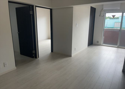 【ダイニング】 | ライオンズマンション淵野辺鹿沼公園 | ダイニングは、食事や家族の団らんスペースとしてだけではなく、ほかの用途としても使用することができます。ダイニングテーブルを置き、食事のためのスペースを作ることでリビングとの差別化を図ることができます。