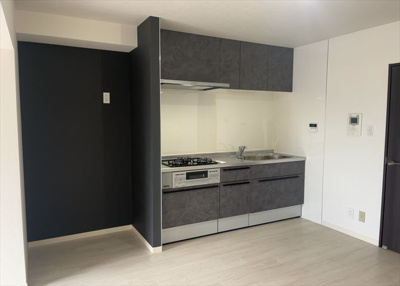 【キッチン】 | ライオンズマンション淵野辺鹿沼公園 | L型アイランドタイプは、キッチンからダイニングにもリビングにも目が行き届くので、とても使いやすい配置です。L字型独立タイプは、キッチンを独立させてるためLDKというよりもLDといった様なイメージです。