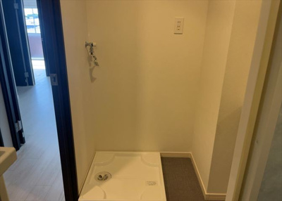 【ランドリースペース】 | ライオンズマンション淵野辺鹿沼公園 | ランドリースペースも気になります。洗濯機置場があり「洗う、干す、取り込む、アイロンがけ、たたむ」など、洗濯に関する家事をするための空間です。広さや収納など付帯設備も含めて、詳細は現地でご確認ください。