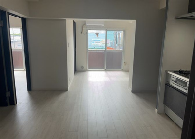 【居間・リビング】 | ライオンズマンション淵野辺鹿沼公園 | リビングの間取りの種類は大きくわけてリビングとダイニングが別になっているタイプ、リビングダイニング一体型です。どちらも一長一短ですので、家を選ぶ時はその両面をチェックして決めるようにしましょう。
