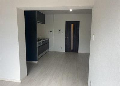 【居間・リビング】 | ライオンズマンション淵野辺鹿沼公園 | 直線タイプはLとDKを一直線に並べた形で対面キッチンのタイプです。一般的なのでよく見かけるかもしれません。直線タイプに似た直接アイランドタイプは、キッチンとダイニングの間に壁がない分広く感じられます。