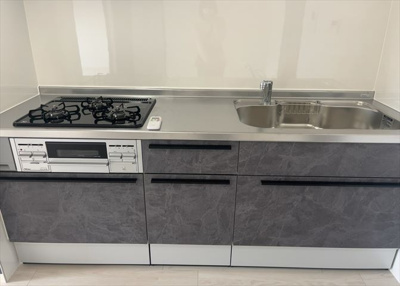 【キッチン】 | ライオンズマンション淵野辺鹿沼公園 | 標準的なシステムキッチンの横幅は、165cm～300cm程度です。2100・2400・2550・2700などミリ単位で表記されます。普段どのように料理をするのかを想定しながら合ったサイズを選びましょう