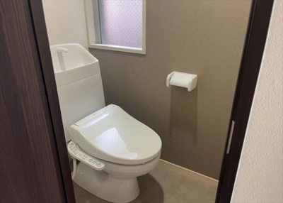 【トイレ】 | ライオンズマンション淵野辺鹿沼公園 | トイレは大きさや形、機能、抗菌性などが異なる多種多彩なタイプが各メーカーから出ています。それぞれに良さがあるため、事前にどういったタイプのトイレがいいのかをご家庭内で決めて、内見に行くといいでしょう。