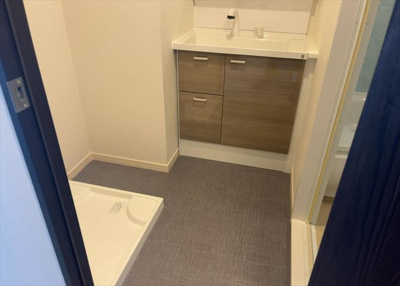 【脱衣所】 | ライオンズマンション淵野辺鹿沼公園 | 洗面脱衣所は「体を綺麗に整える場所」という目的と役割を持っています。そして便利で使い勝手のいい「体を綺麗に整える場所」にするためには、配置や動線、照明や収納計画をしっかりと検討しておく必要があります。