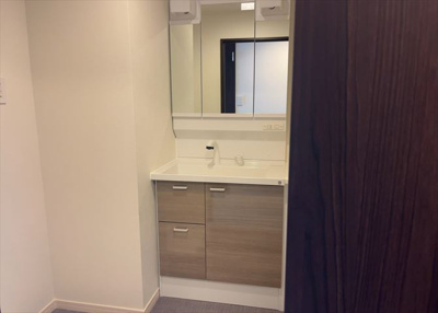 【独立洗面台】 | ライオンズマンション淵野辺鹿沼公園 | 洗面化粧台では顔を洗ったり、身だしなみを整えることが本来の使い方ですが、用途によっては洗面化粧台に求められる機能が違ってくるため、ご自身や家族のライフスタイルに合ったものを選ぶことをおすすめ致します。