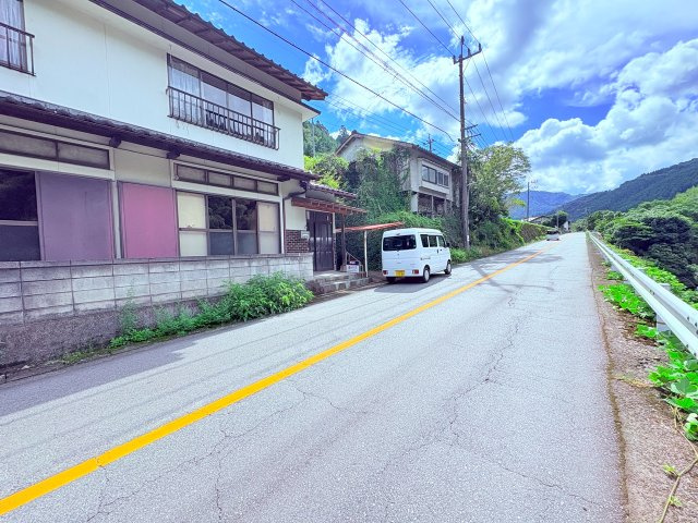 星野村10025-2の前面道路含む現地写真