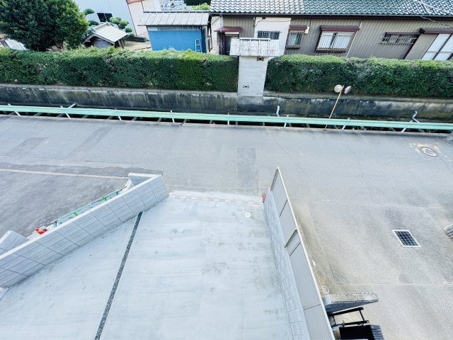 三郷市上口1丁目新築戸建【彦成小学校：7分】の前面道路含む現地写真|バルコニーより道路側眺望