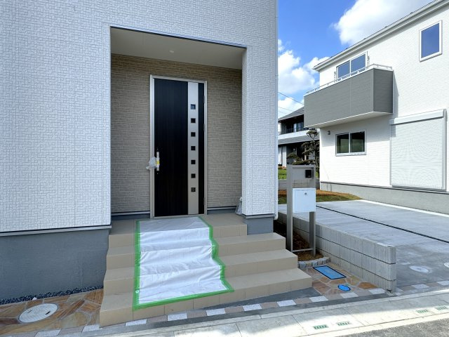 三郷市上口1丁目新築戸建【彦成小学校：7分】のエントランス|エントランス・玄関ポーチ