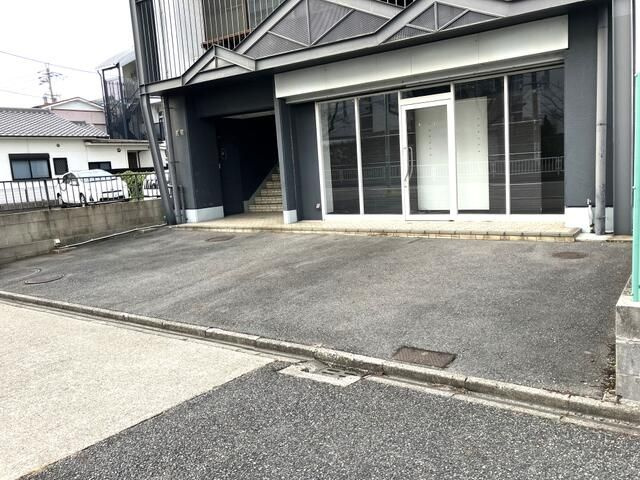 白水マンションの駐車場