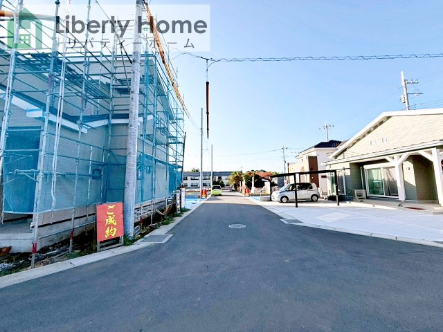 坂東市沓掛23-P1　19号棟　新築戸建の前面道路含む現地写真