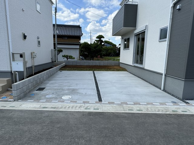 三郷市上口1丁目新築戸建【彦成小学校：7分】の駐車場|2号棟駐車スペース・並列2台駐車可