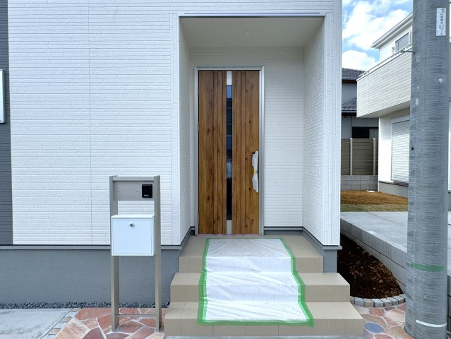 三郷市上口1丁目新築戸建【彦成小学校：7分】のエントランス|エントランス・玄関ポーチ