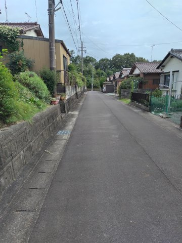 ６４２０２　各務原市各務おがせ町中古戸建ての前面道路含む現地写真