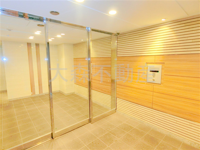 アーバネックス大森のエントランス|防犯カメラTVモニター付オートロック宅配BOXメールBOX管理人室　エントランス