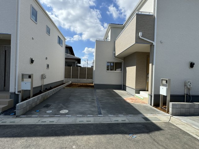 三郷市上口1丁目新築戸建【彦成小学校：7分】の駐車場|4号棟駐車スペース・並列2台駐車可