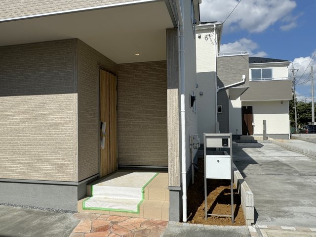 三郷市上口1丁目新築戸建【彦成小学校：7分】のエントランス|エントランス・玄関ポーチ