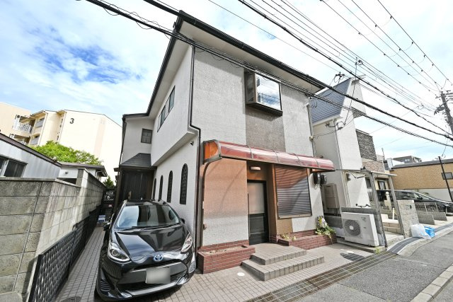 西宮市大社町中古戸建│店舗付│6LDK+駐車1台可の外観|阪急甲陽線「苦楽園口」駅徒歩15分の立地×店舗を含む6LDKの大邸宅◎即日内覧可能です。皆様からのご連絡を心よりお待ちしております。