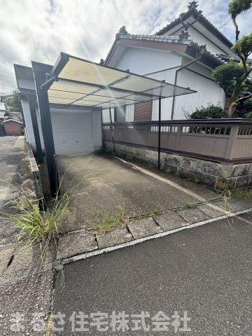城ケ崎4丁目　中古戸建の前面道路含む現地写真