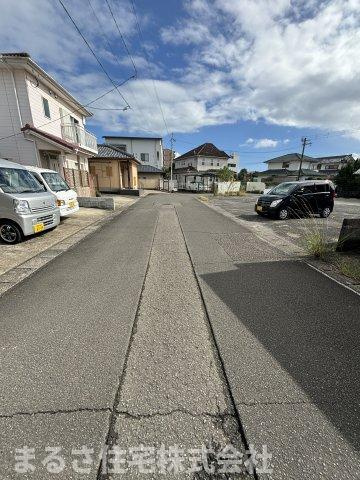 城ケ崎4丁目　中古戸建の前面道路含む現地写真