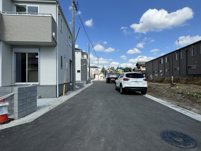 三郷市上口1丁目新築戸建【彦成小学校：7分】の前面道路含む現地写真|中央開発道路・幅員約6ｍ