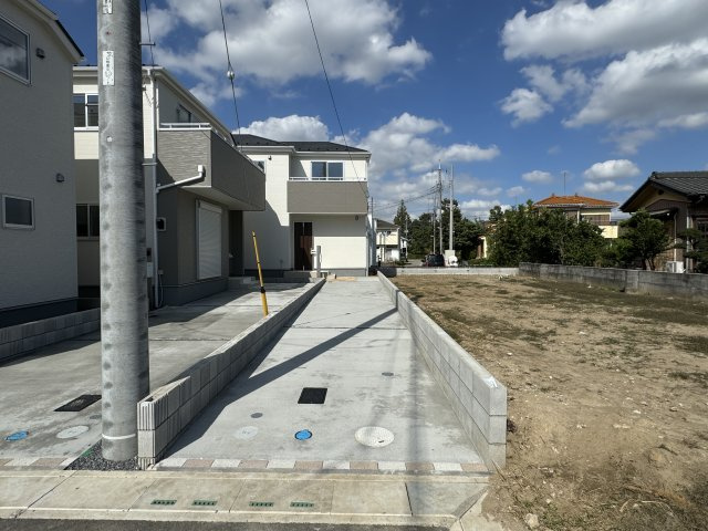 三郷市上口1丁目新築戸建【彦成小学校：7分】の前面道路含む現地写真|6号棟駐車スペース・縦列2台駐車可