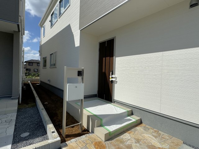 三郷市上口1丁目新築戸建【彦成小学校：7分】のエントランス|エントランス・玄関ポーチ