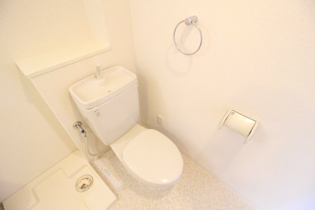 【トイレ】 | エスカーサ大阪阿倍野パークビュー | 棚付きのトイレです。