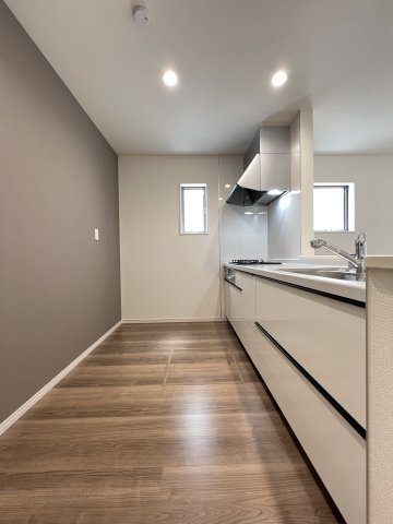 高浜市青木町9丁目　全9棟　2号棟のキッチン|モノトーンでまとめられたキッチンは、流行色でありながら高級感のある印象です！