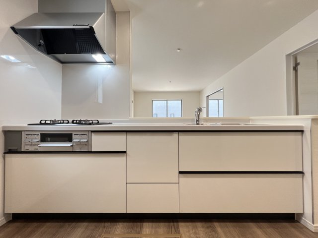 高浜市青木町9丁目　全9棟　2号棟のキッチン|収納豊富なシステムキッチンは、作業が快適でお手入れもカンタン♪