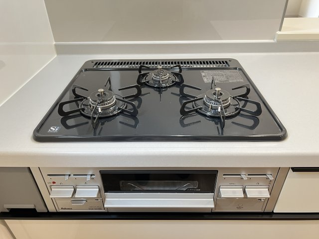 高浜市青木町9丁目　全9棟　2号棟のキッチン|料理好きには必須の三口コンロとグリル付きのお掃除がしやすいシステムキッチンです♪