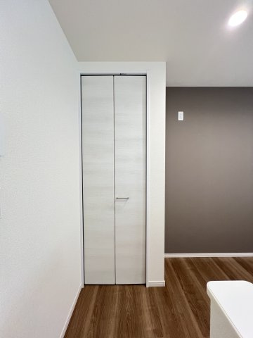 高浜市青木町9丁目　全9棟　2号棟の収納|キッチン横のパントリーは欲しい物がすぐに取り出せてとても便利。普段使わない調理家電や食品、飲料水のストック置き場として重宝します。