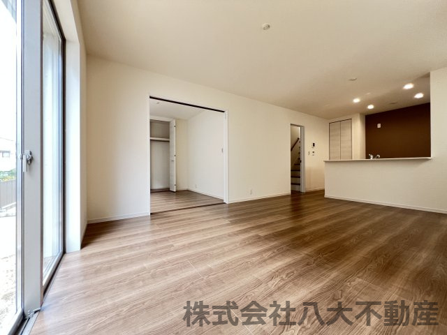 高浜市青木町9丁目　全9棟　2号棟の居間・リビング|ワイドな窓で圧巻の開放感が心地よい15.75帖のLDK。どこにいても陽差しが感じられる居心地の良い空間です。