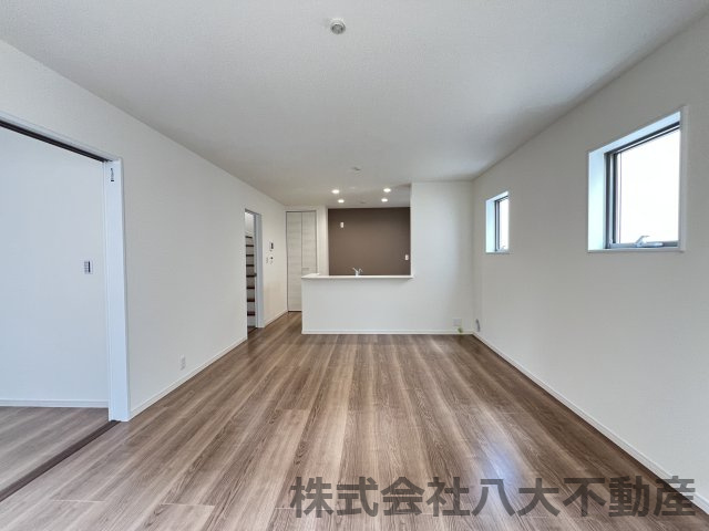 高浜市青木町9丁目　全9棟　2号棟の居間・リビング|オープンでのびやかな空間を生み出す、こだわりの広がりとゆとり。家族と過ごす時間を大切にしたい方にぴったりの明るくゆとりある住空間です。