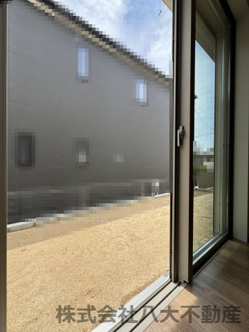 高浜市青木町9丁目　全9棟　2号棟の居間・リビング|室内と外を繋げる、広いお庭も魅力です。ガーデニングなども楽しめます。