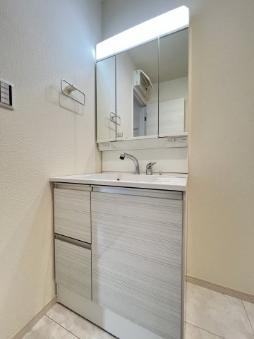 高浜市青木町9丁目　全9棟　2号棟の独立洗面台|洗面台には鏡の裏や下の棚に収納スペースがあり、洗剤や整髪料、予備の歯ブラシなどスッキリ収納ができます♪